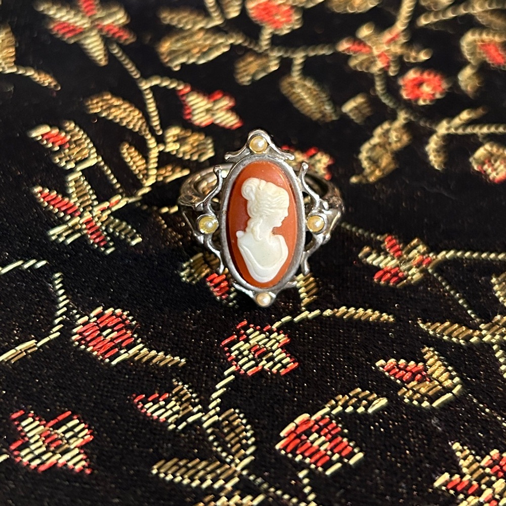 DEADSTOCK VINTAGE AVON 1970’s SILVER VINTAGE CAMEO RING